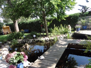 Gartengestaltung Helmut Lamprecht. Gartenteich mit Holzdeck