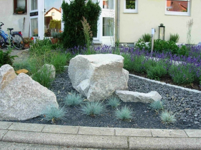Ausgesuchte, formwilde graue Granitsteine in Verbindung  mit Basaltschotter. Gartenplanung Helmut Lamprecht