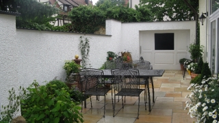 Brasilianische Quarzitplatten, gelbbunt, im Wilden Verband, 4 Formate. Gartengestaltung Helmut Lamprecht