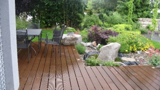 Holzdeck aus zertifiziertem Tropenholz, Gartengestaltung Helmut Lamprecht